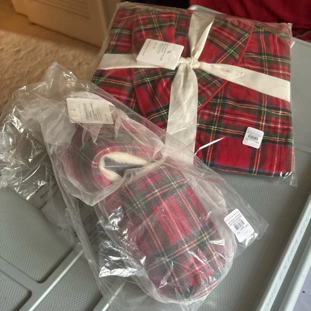 Plaid Holiday Women’s Bathrobe and Slippers